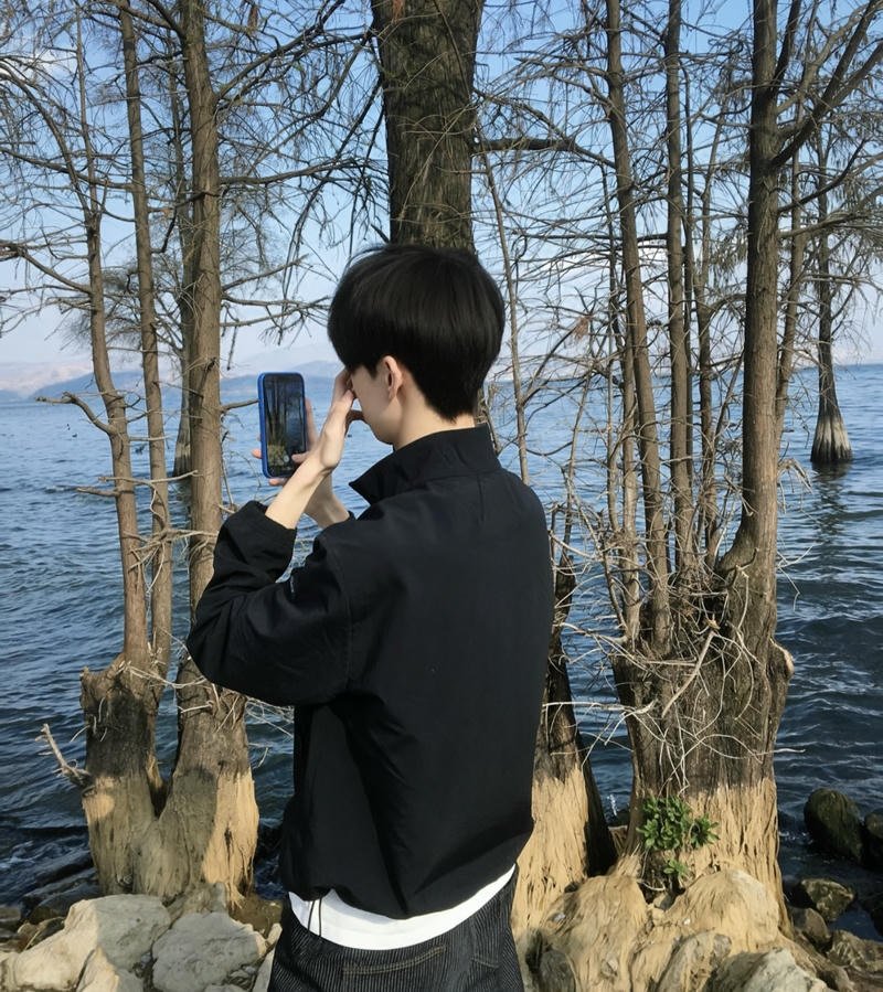 Trai Trung Quốc chụp ảnh dáng sau lưng