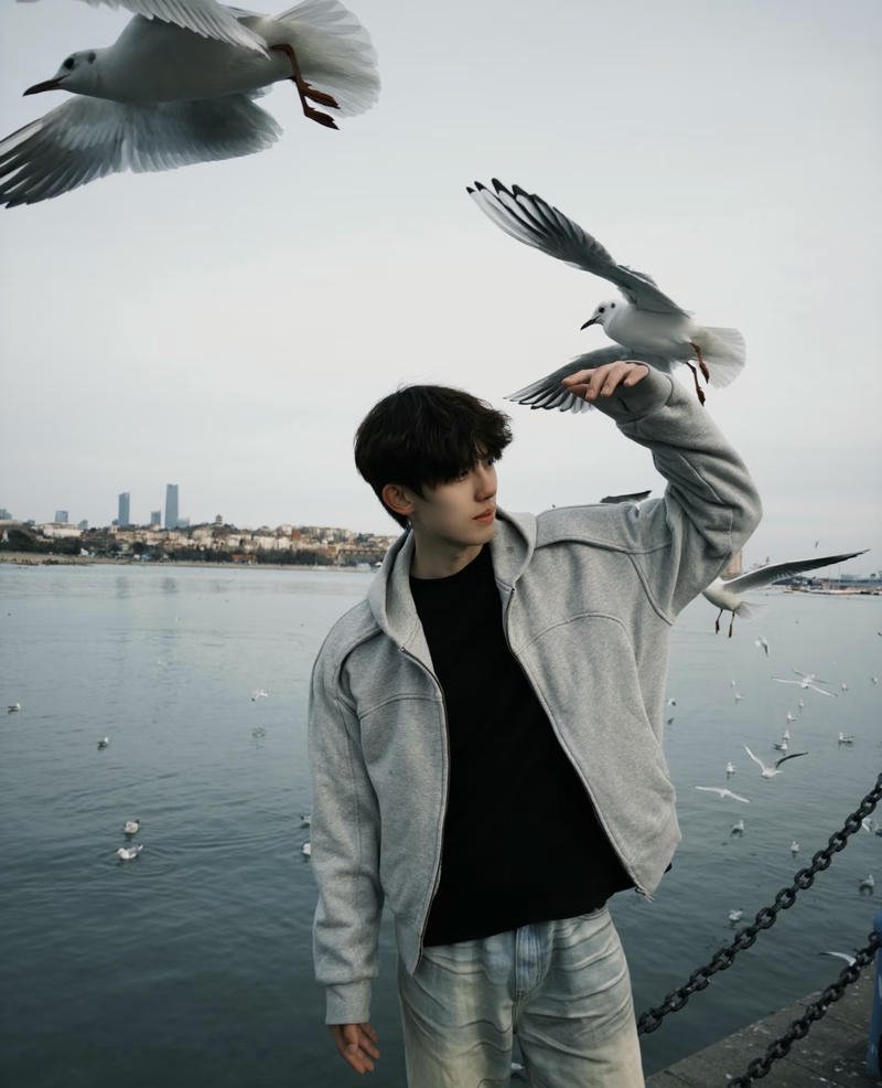 Trai Trung Quốc gương mặt sáng điển trai bên sông