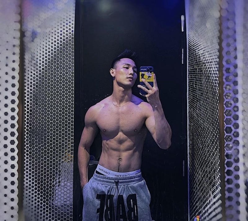 Trai đẹp 6 múi tạo dáng trước gương đầy tự tin