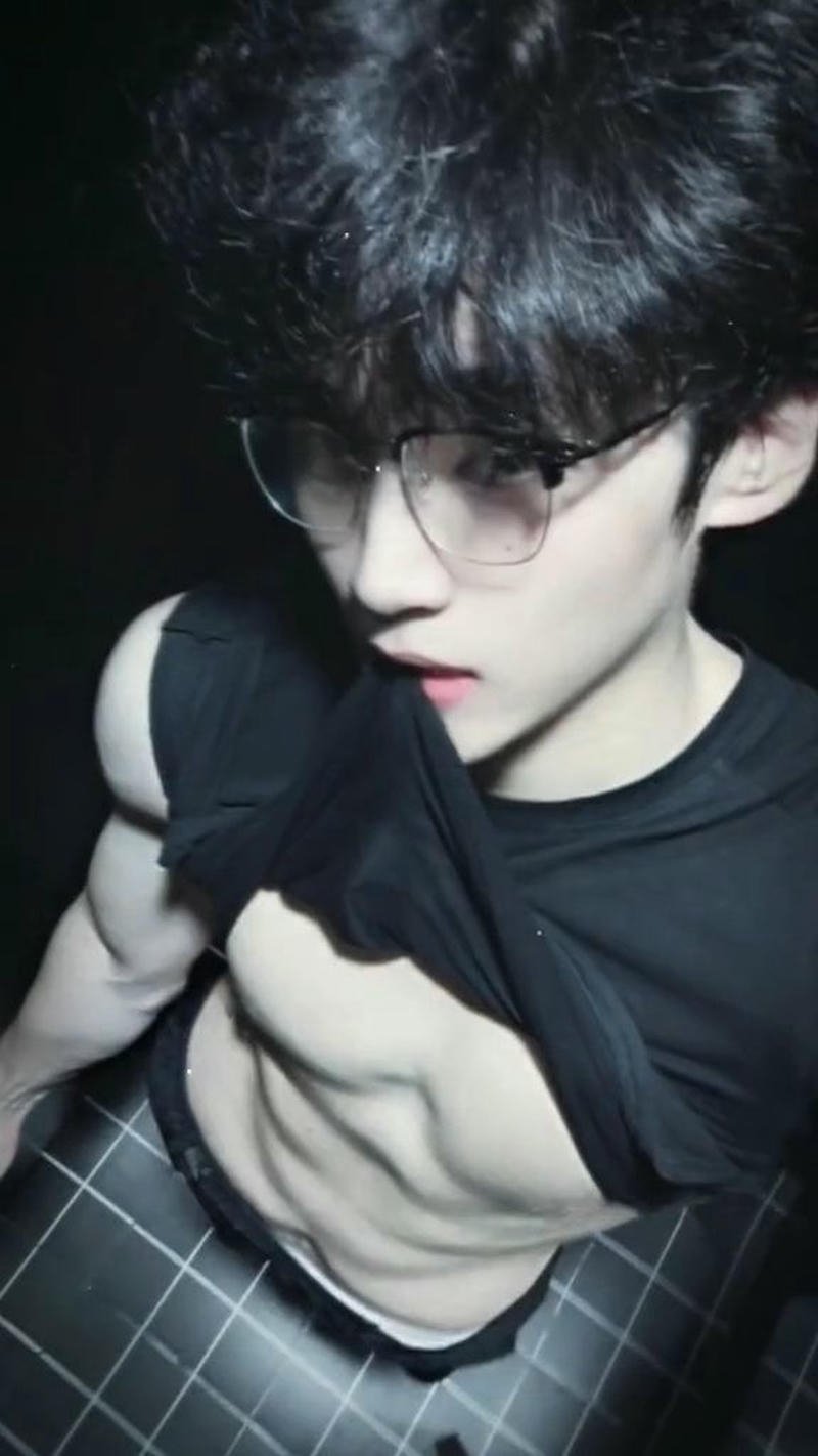 Trai đẹp 6 múi với cơ bụng rõ nét đầy hấp dẫn