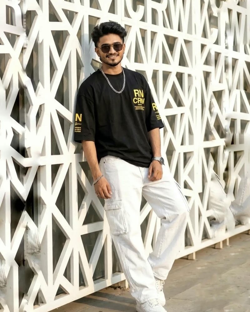 Trai đẹp Ấn Độ mạnh mẽ gương mặt góc cạnh