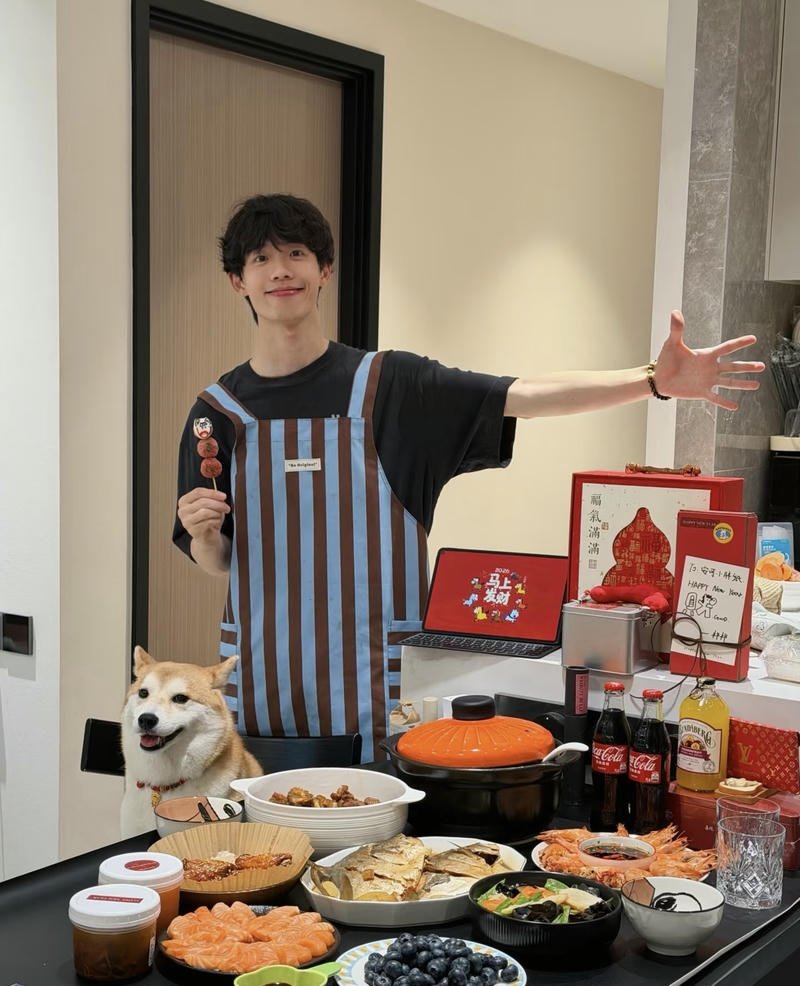 Trai đẹp Douyin vào bếp nấu ăn