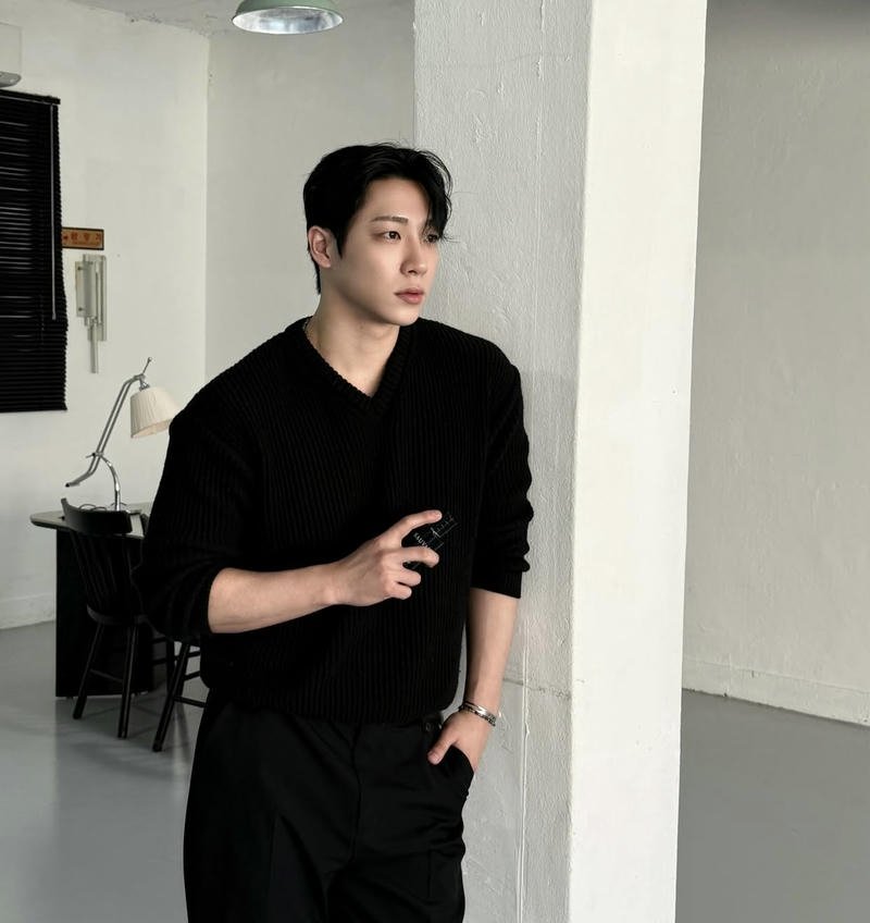 Trai đẹp Hàn cực hút đứng dựa cột tạo dáng