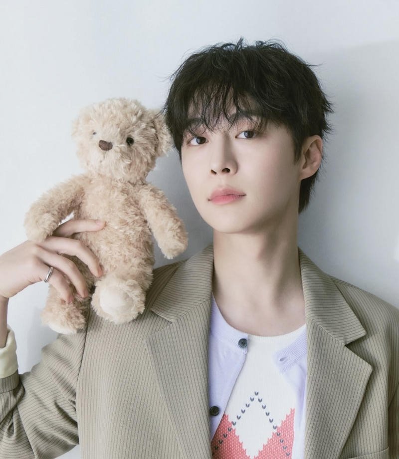 Trai đẹp Hàn đặt gấu bông trên vai