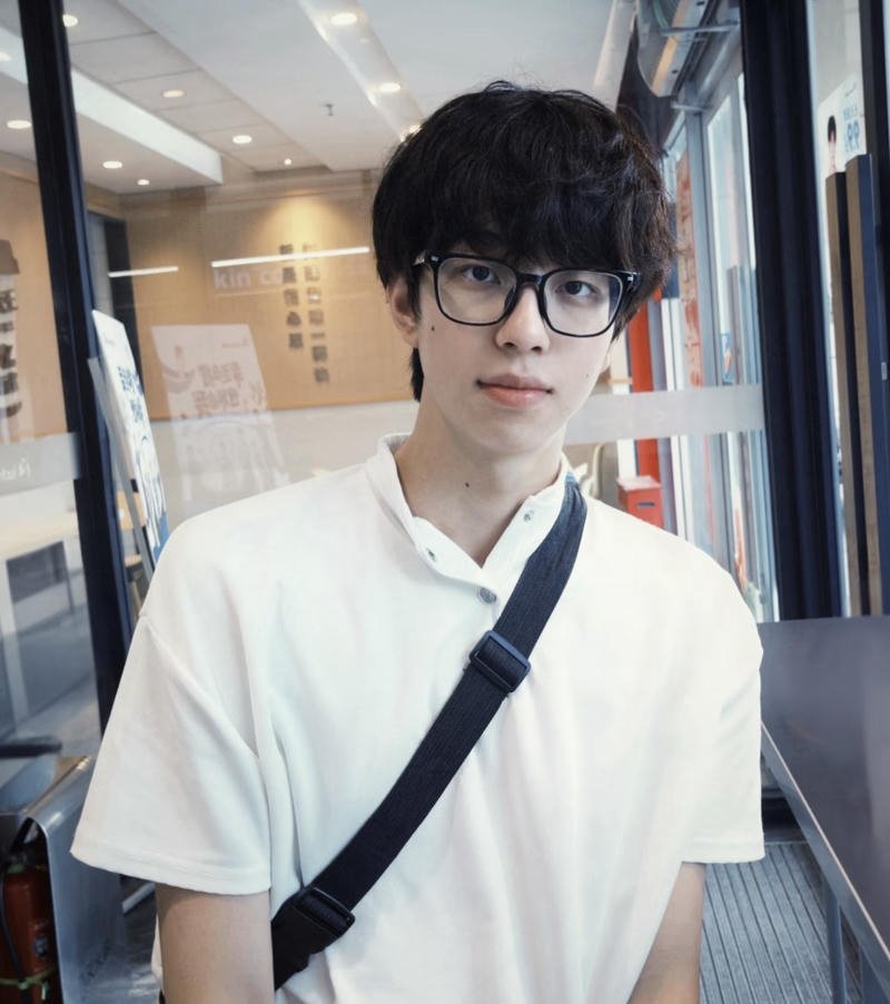 Trai đẹp Trung Quốc đeo kính mặc áo phông