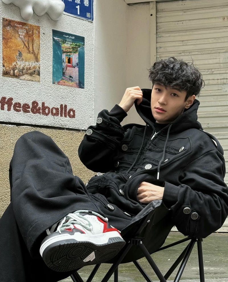 Trai đẹp Trung Quốc gương mặt sáng tóc xoăn