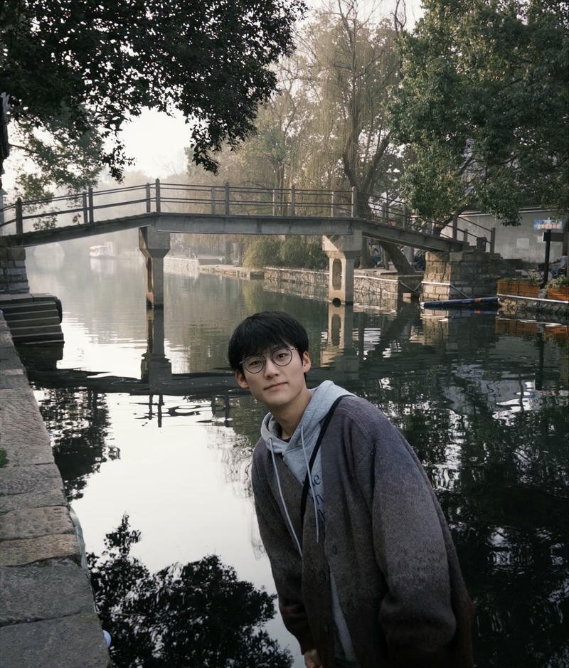 Trai đẹp Trung Quốc nụ cười nhẹ gương mặt hiền