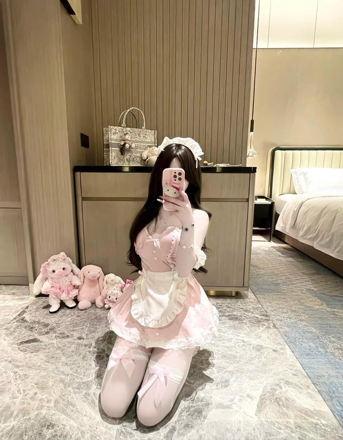 Trang phục hầu gái cách điệu phong cách hiện đại