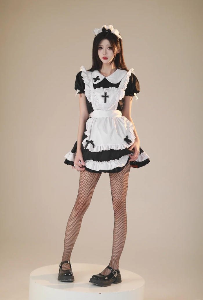 Trang phục hầu gái nổi bật giữa không gian studio