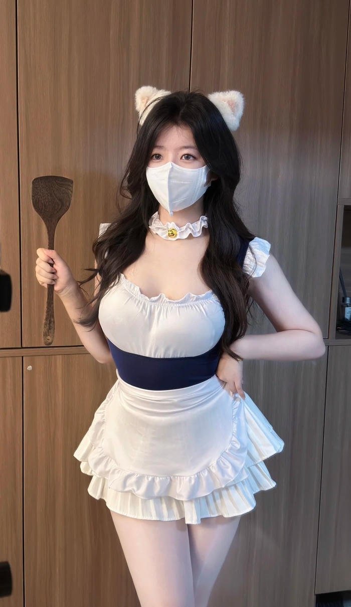 Trang phục hầu gái phối nơ trắng gợi cảm