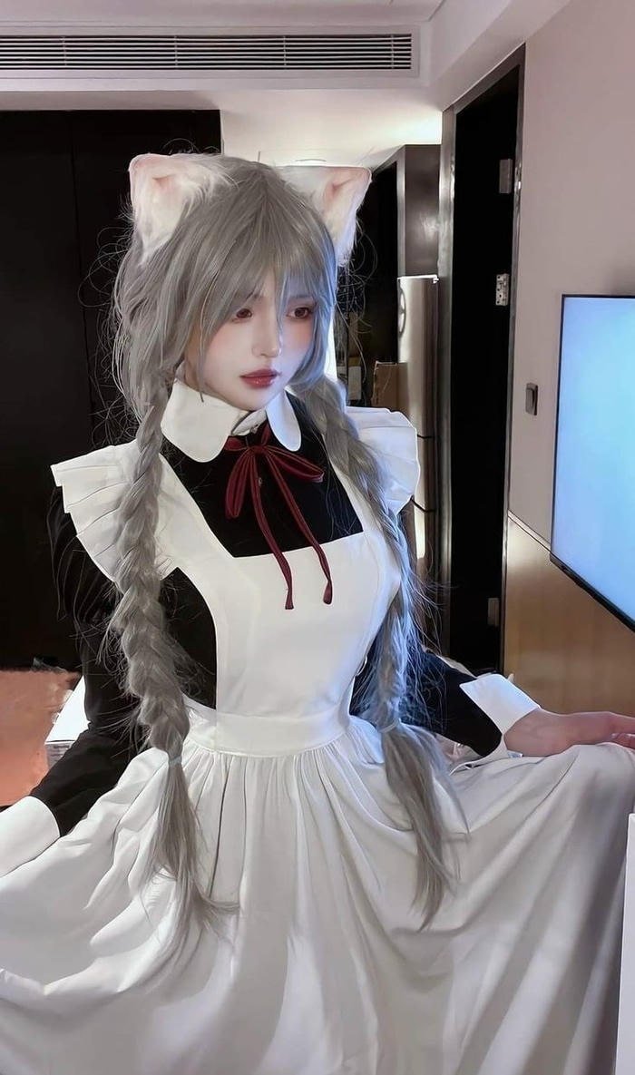 Trang phục hầu gái tông đen trắng nổi bật