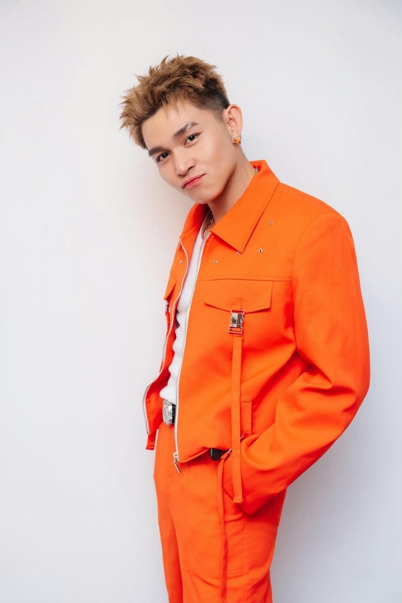 Trang phục hiện đại thể hiện phong cách Jun Phạm