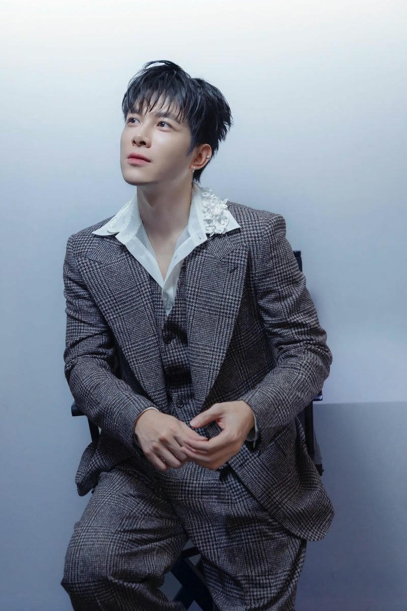 Trang phục vest lịch lãm của Anh Tú Atus