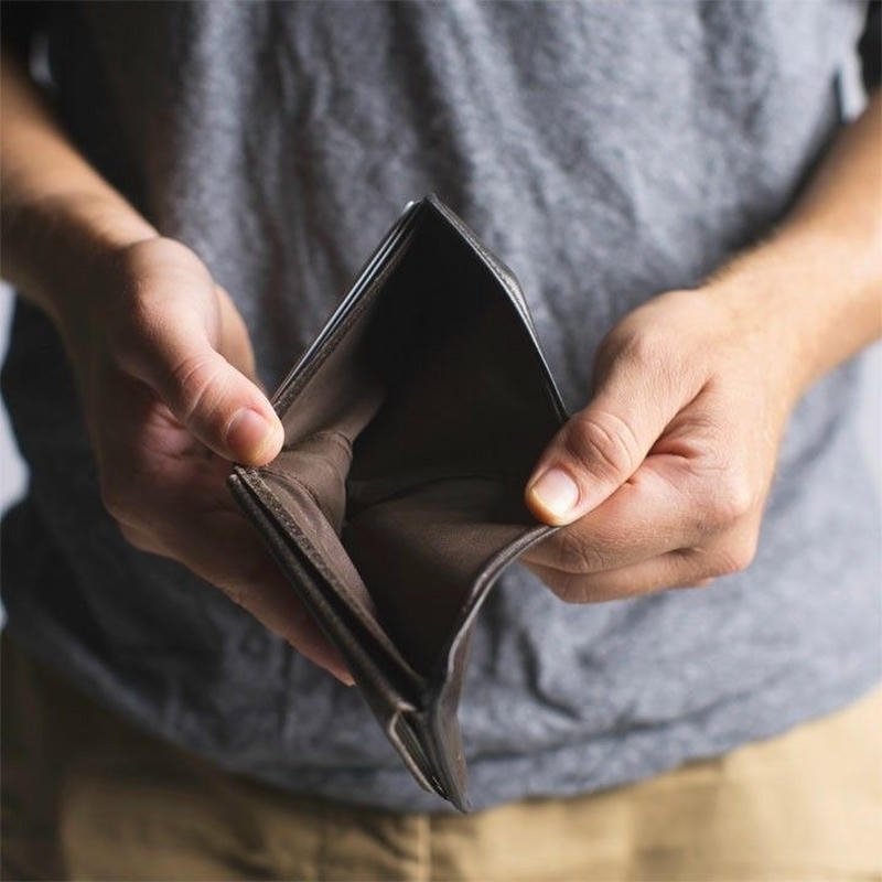 Trạng thái không còn tiền thể hiện qua ví rỗng meme