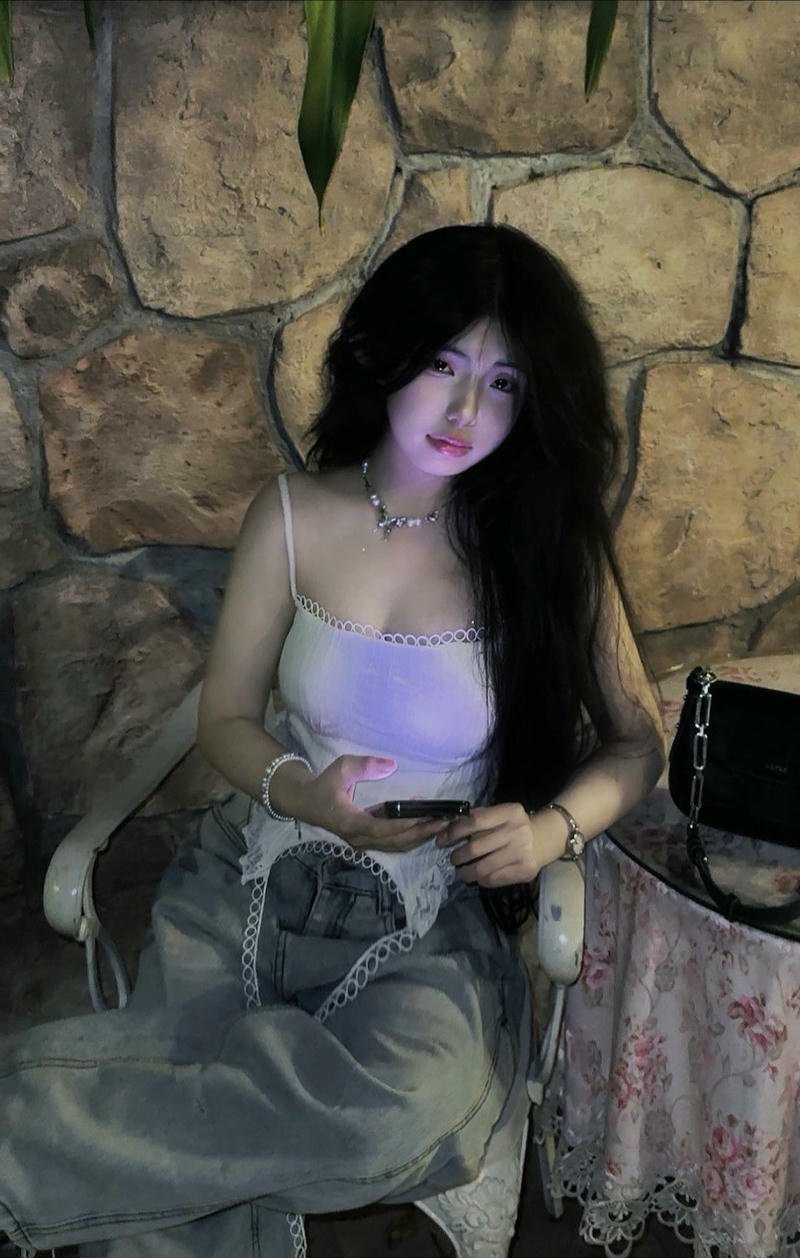 Tự tin khoe vú cực khủng phong cách hiện đại