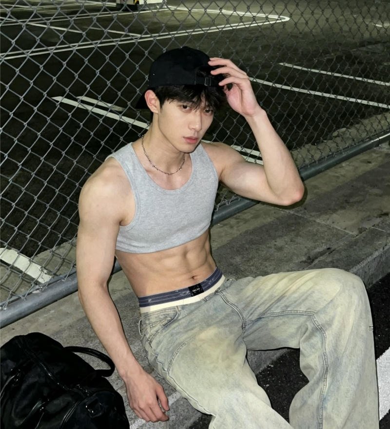 Vẻ đẹp hình thể nổi bật của trai 6 múi hiện đại