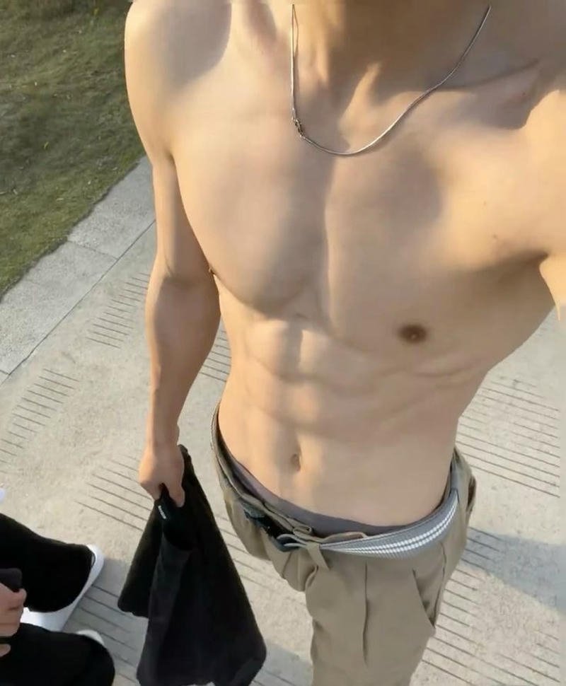 Vẻ đẹp nam tính trong ảnh trai 6 múi che mặt