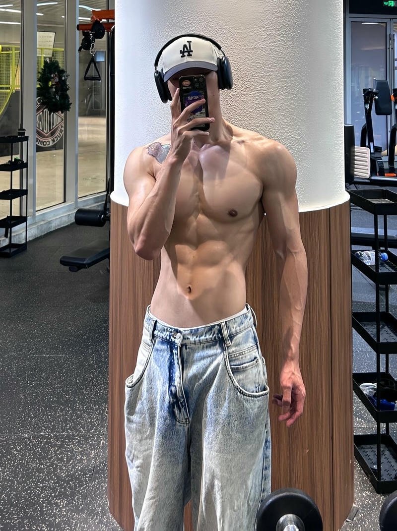 Vẻ lạnh lùng của chàng trai sáu múi giấu mặt