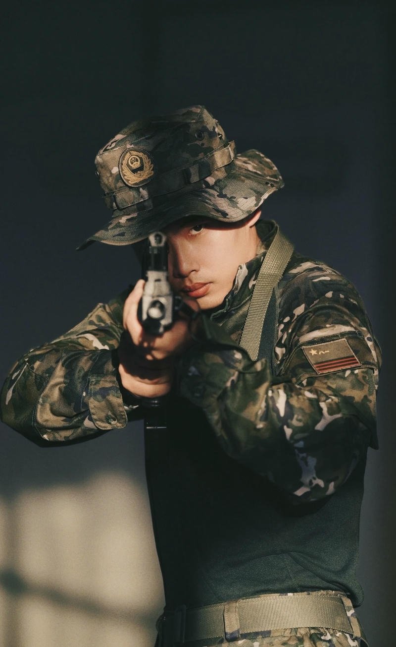 Vẻ ngoài mạnh mẽ của quân nhân trẻ khi huấn luyện