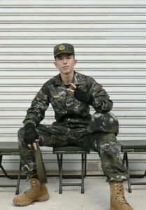 Vẻ ngoài nam tính của hình bộ đội đẹp trai cực yêu