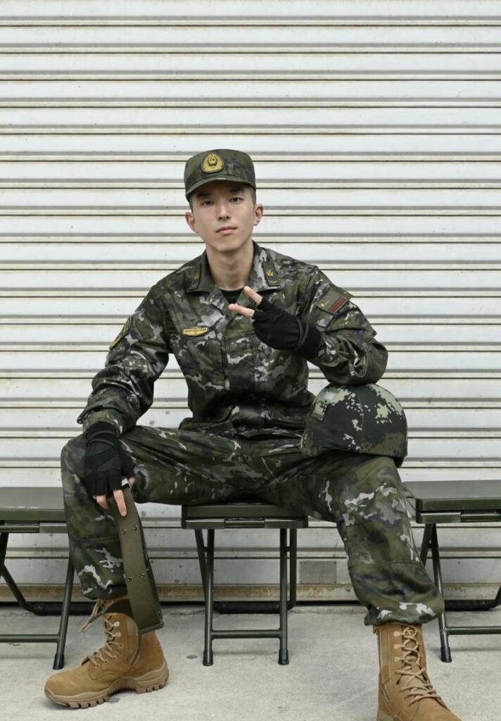 Vẻ ngoài nam tính của hình bộ đội đẹp trai cực yêu