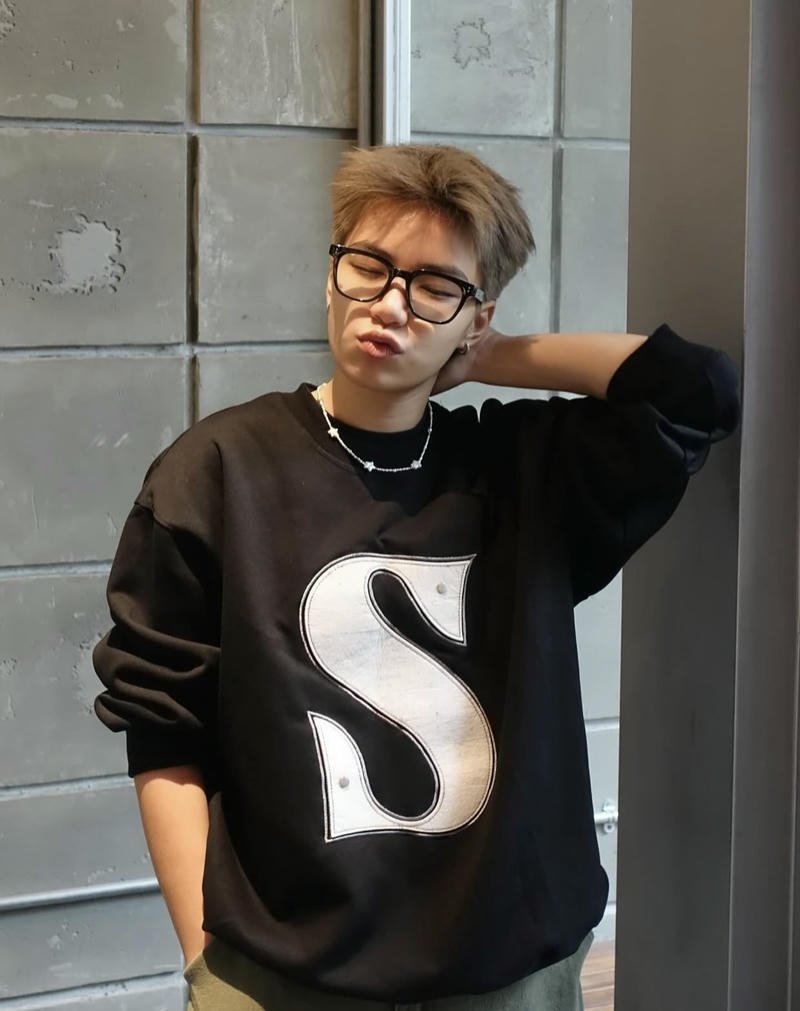 Vẻ ngoài trai đẹp gương mặt sáng đeo kính