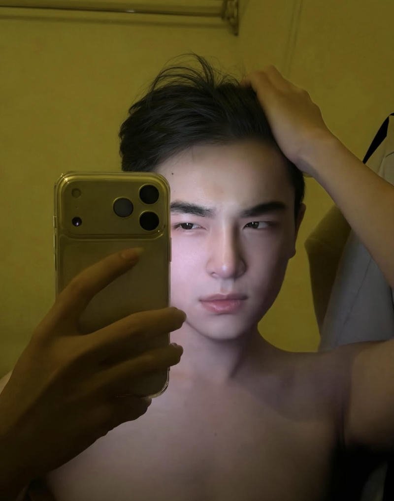 Vẻ ngoài trai đẹp nụ cười ấm áp ánh nhìn sâu