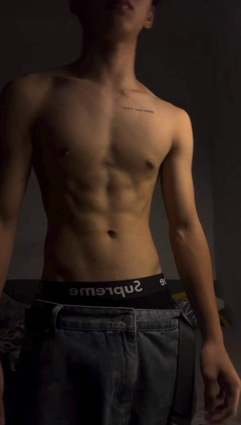 Vóc dáng chuẩn gym trong ảnh trai 6 múi che mặt