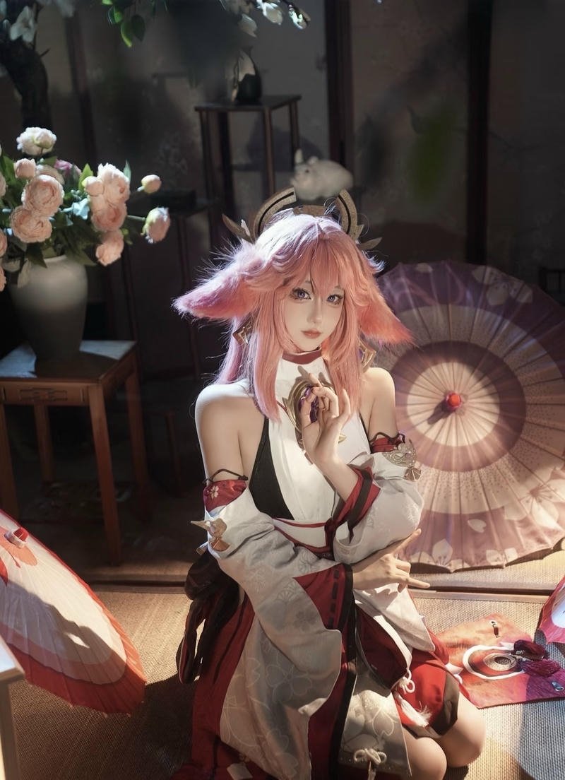 Yae Miko cosplay với biểu hiện cuốn hút lạ