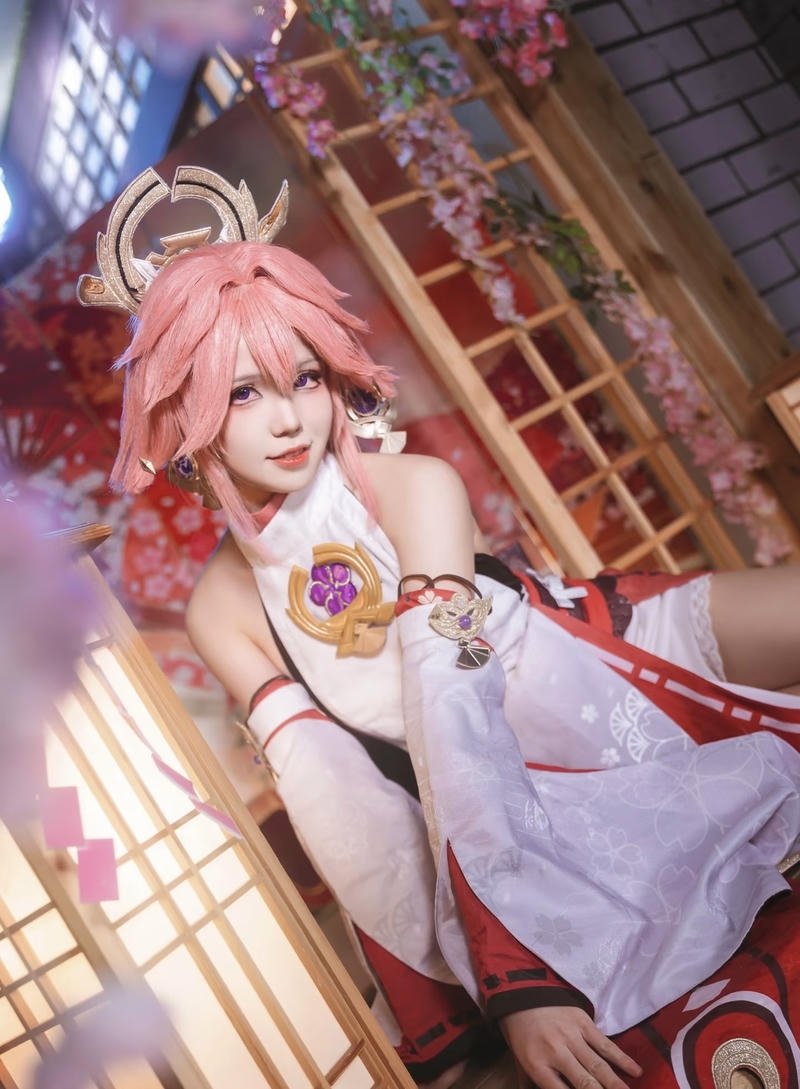 Yae Miko cosplay với biểu hiện đầy chiều sâu