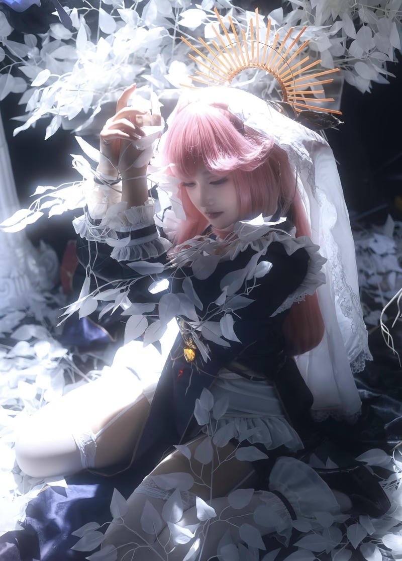 Yae Miko cosplay với biểu hiện mơ hồ