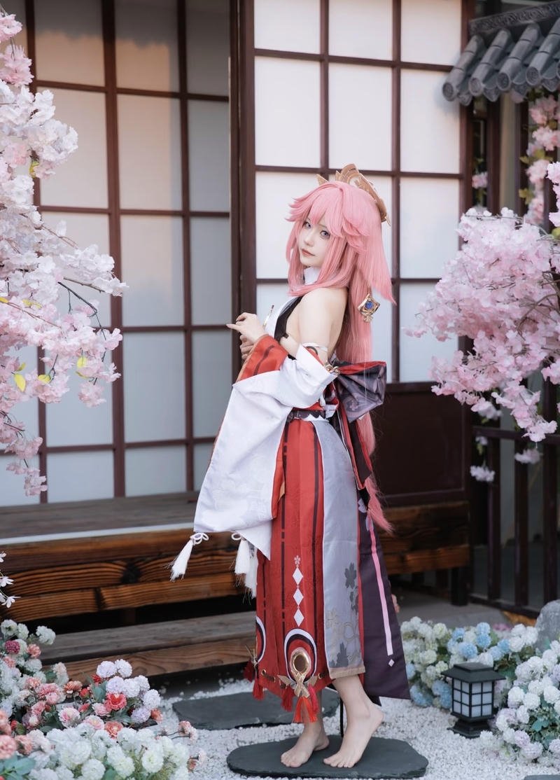 Yae Miko cosplay với biểu hiện nhẹ nhàng