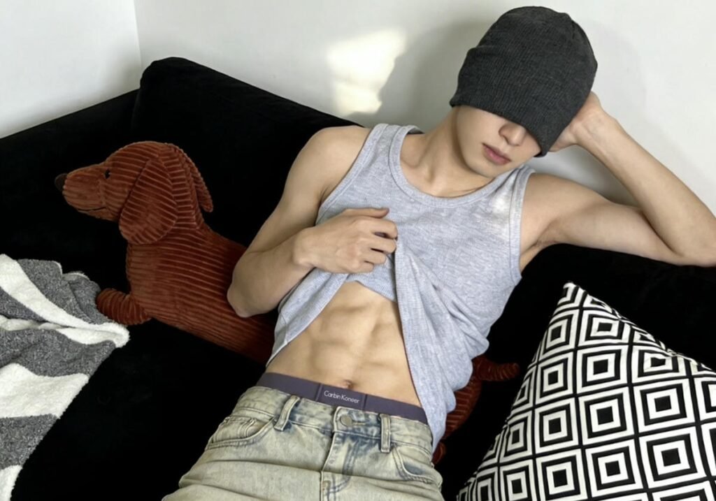 ảnh trai đẹp 6 múi che mặt thumbnail