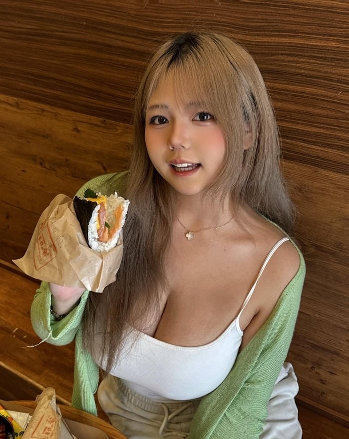 biểu cảm quyến rũ từ học sinh show vú to