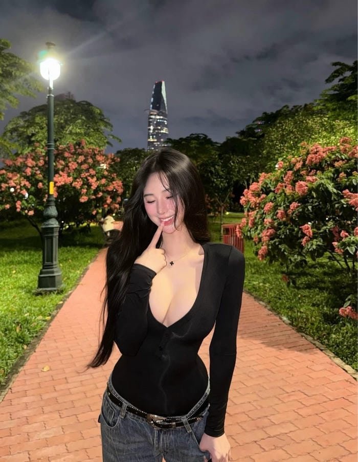 lộ thân hình nóng bỏng học sinh vú to ko che