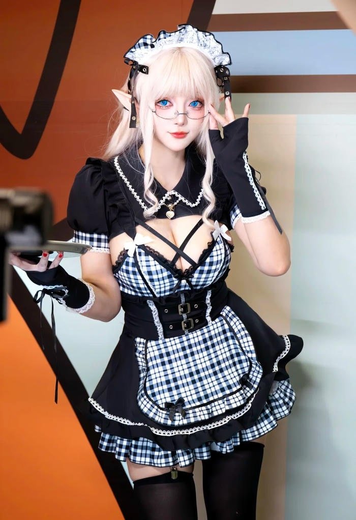 nét tạo dáng chuyên nghiệp cosplay hầu gái