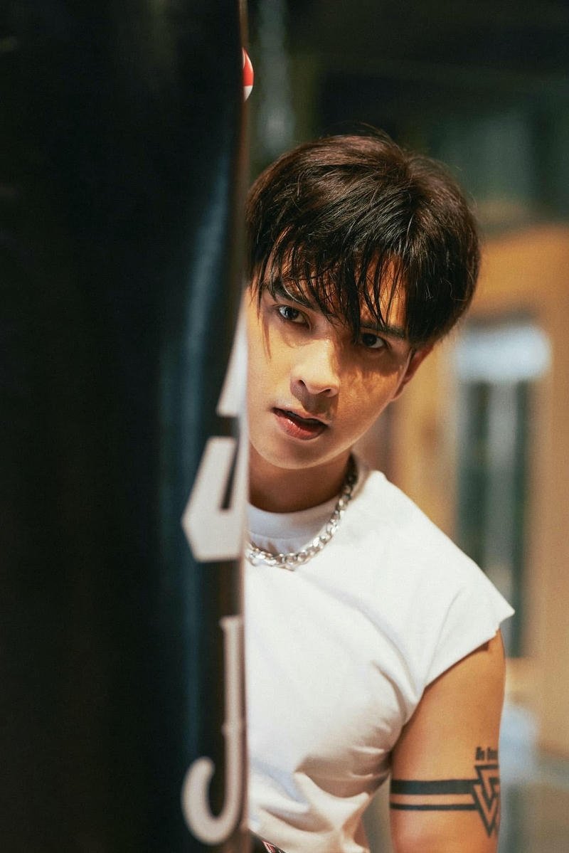 Ảnh Hồ Quang Hiếu ngầu phong cách đường phố hiện đại