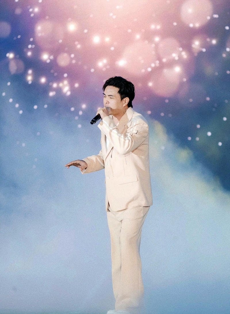 Ảnh Hồ Quang Hiếu ngầu với ánh sáng mạnh mẽ