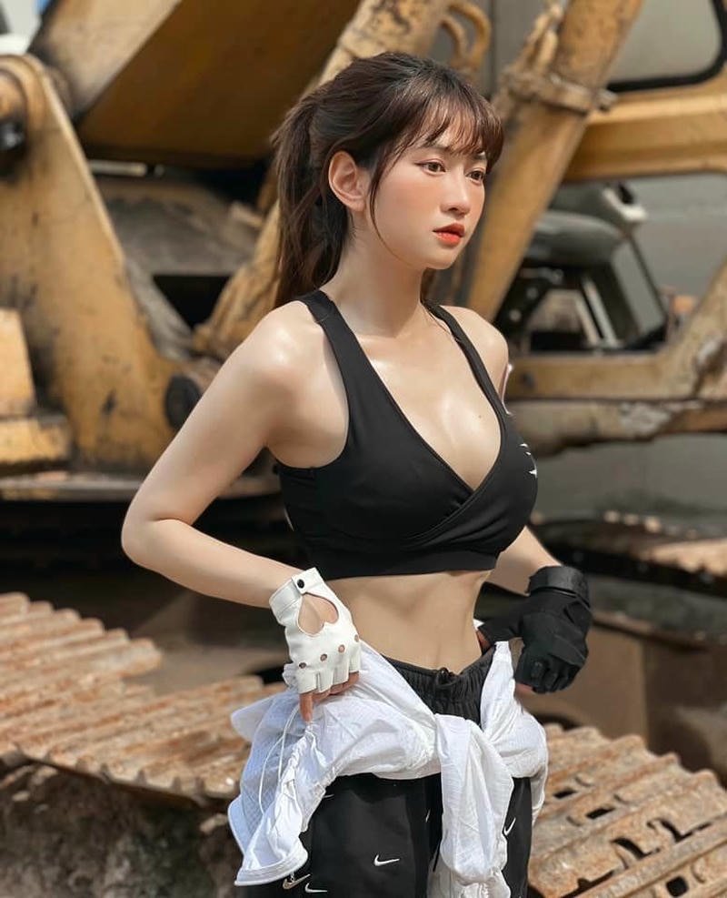 Ảnh bikini Lê Bống trong ánh nắng mùa hè