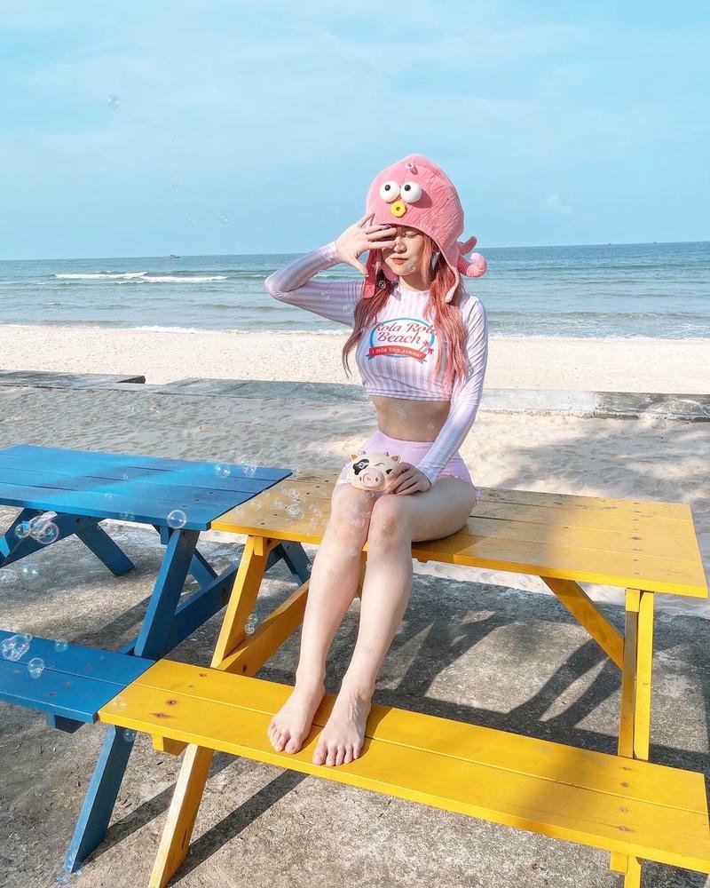 Ảnh bikini Lê Bống trong concept du lịch biển