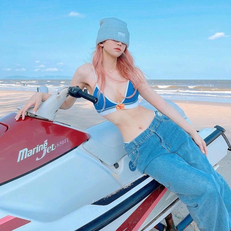 Ảnh bikini Lê Bống với ánh nhìn tự tin nổi bật