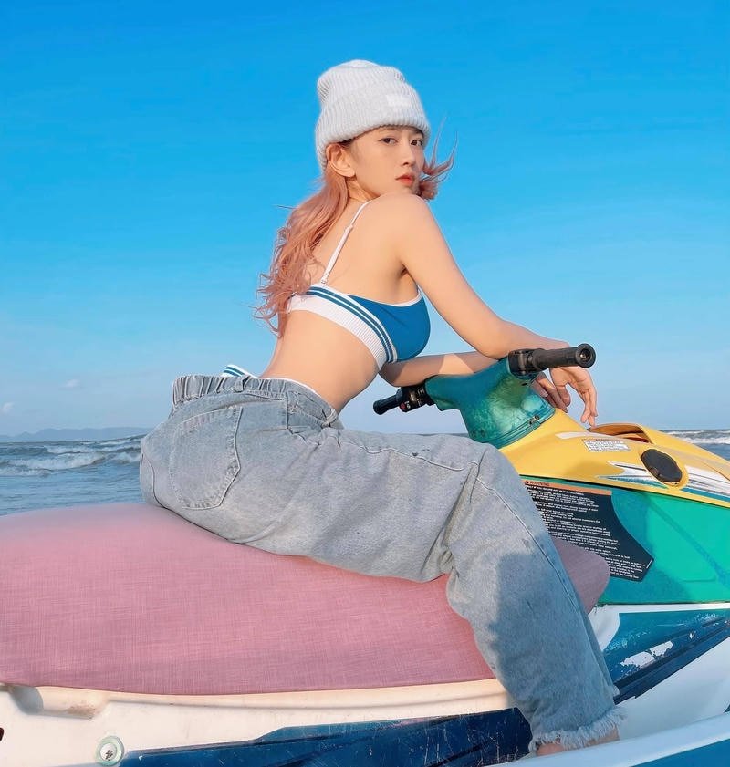 Ảnh bikini Lê Bống với outfit trẻ trung năng động