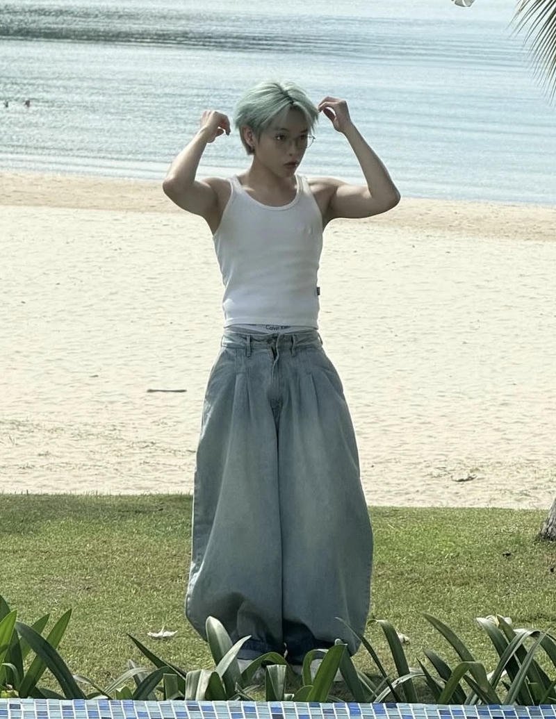Ảnh ca sĩ Đức Phúc trong outfit sáng màu làm nền điện thoại đẹp