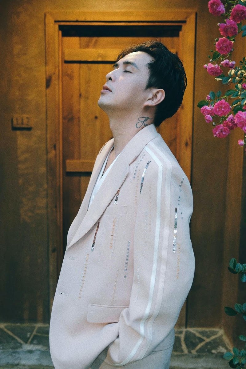 Ảnh ca sĩ Hồ Quang Hiếu phong cách trẻ trung năng động