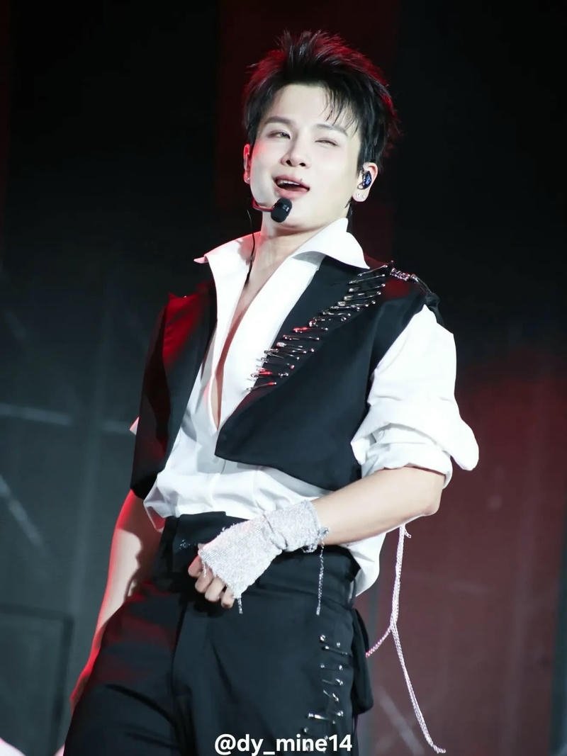 Ảnh chân dung Phạm Đình Thái Ngân nền sáng hài hòa