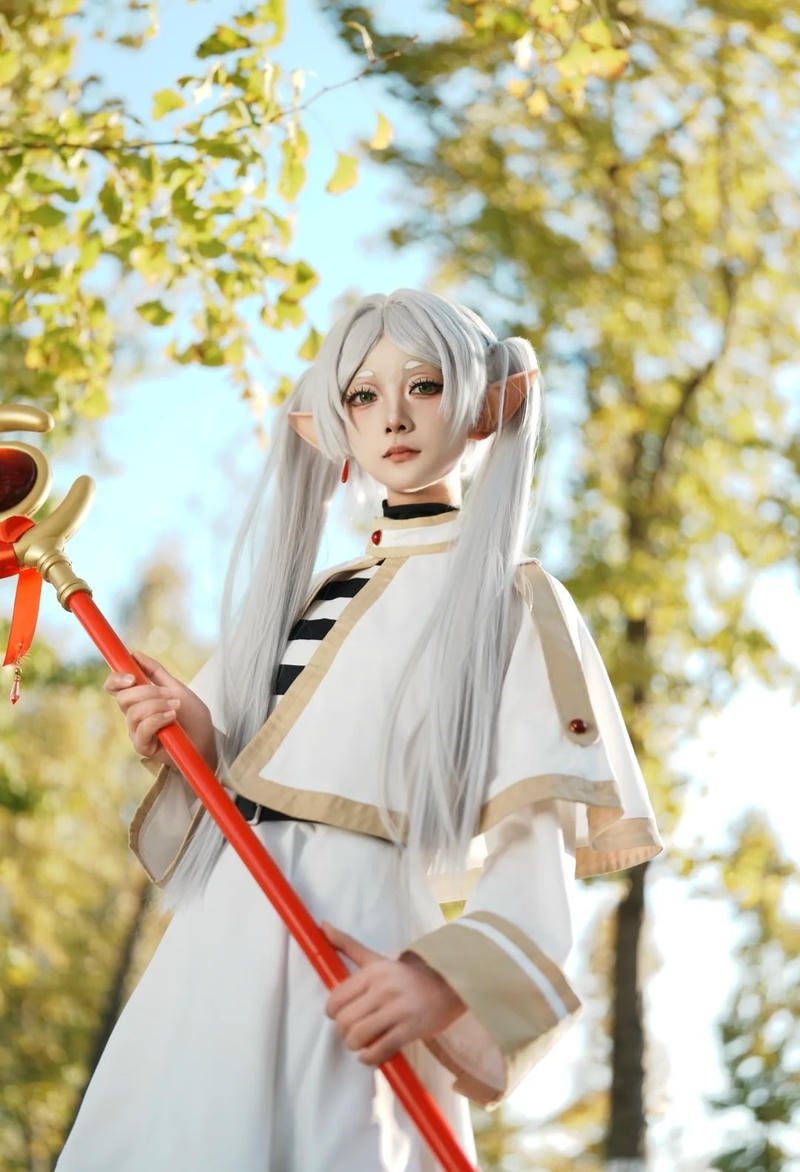 Ảnh cosplay Frieren đẹp với phong cách nhẹ nhàng