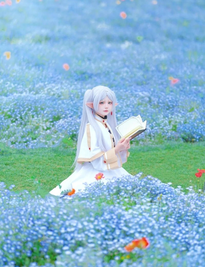 Ảnh cosplay Frieren pháp sư tiễn biệt khung cảnh fantasy
