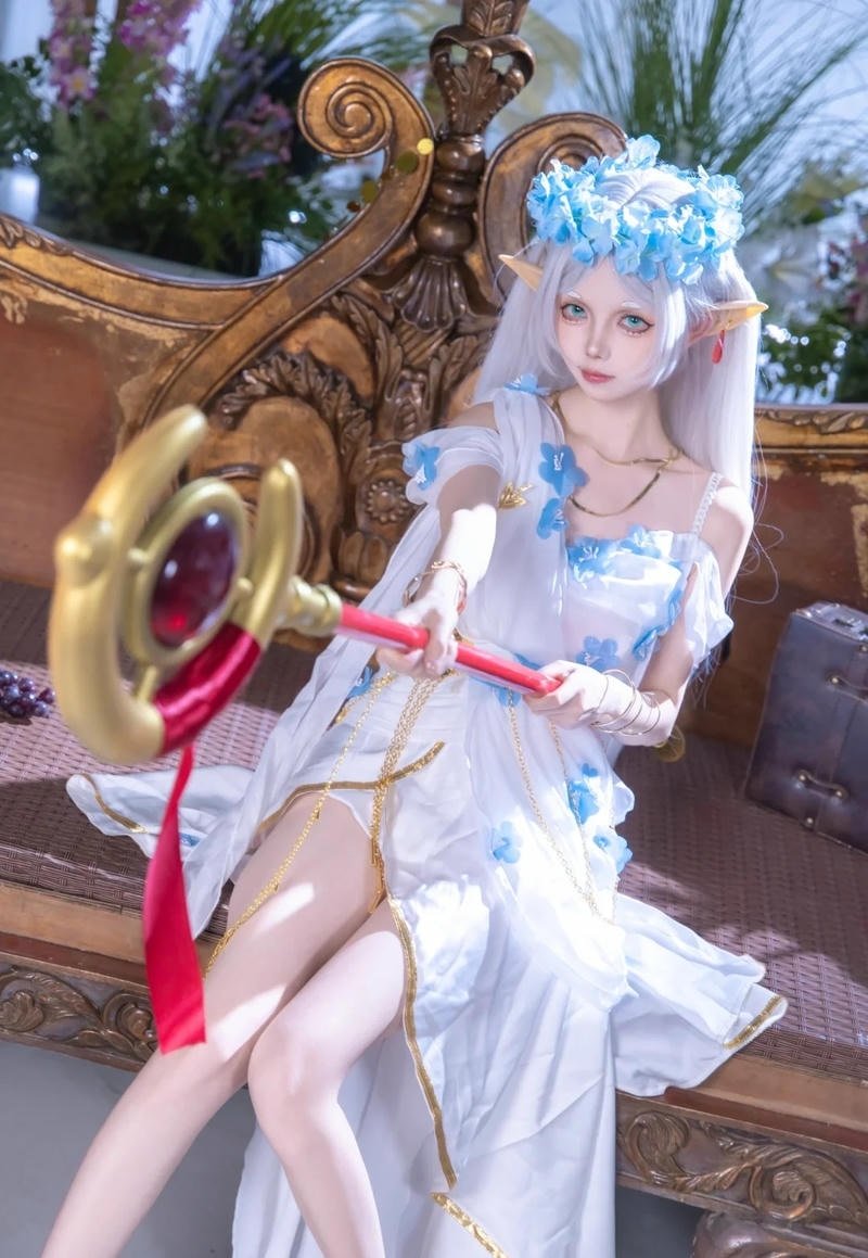 Ảnh cosplay Frieren trong bối cảnh cổ tích đẹp mắt