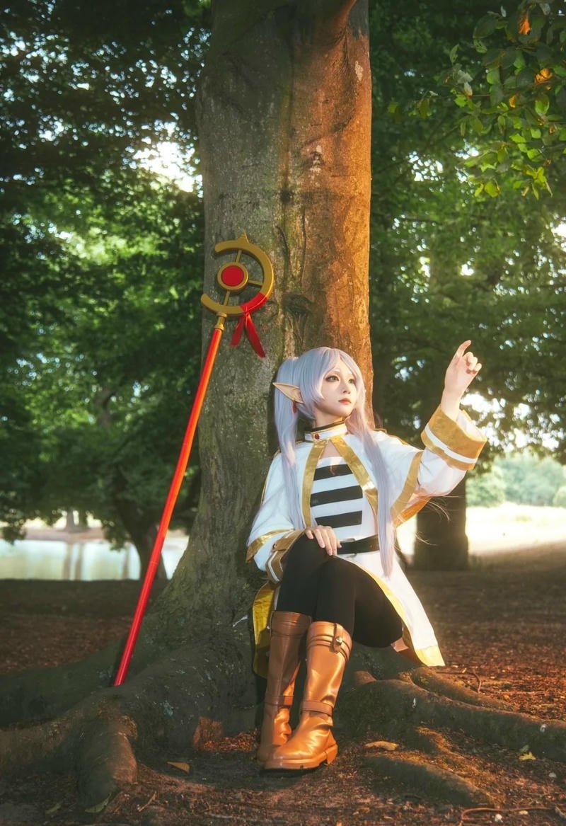 Ảnh cosplay Frieren với mái tóc bạc đặc trưng nổi bật