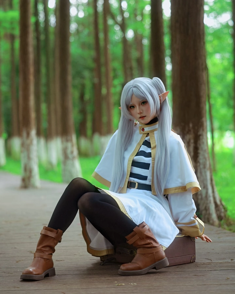 Ảnh cosplay Frieren với outfit pháp sư nổi bật